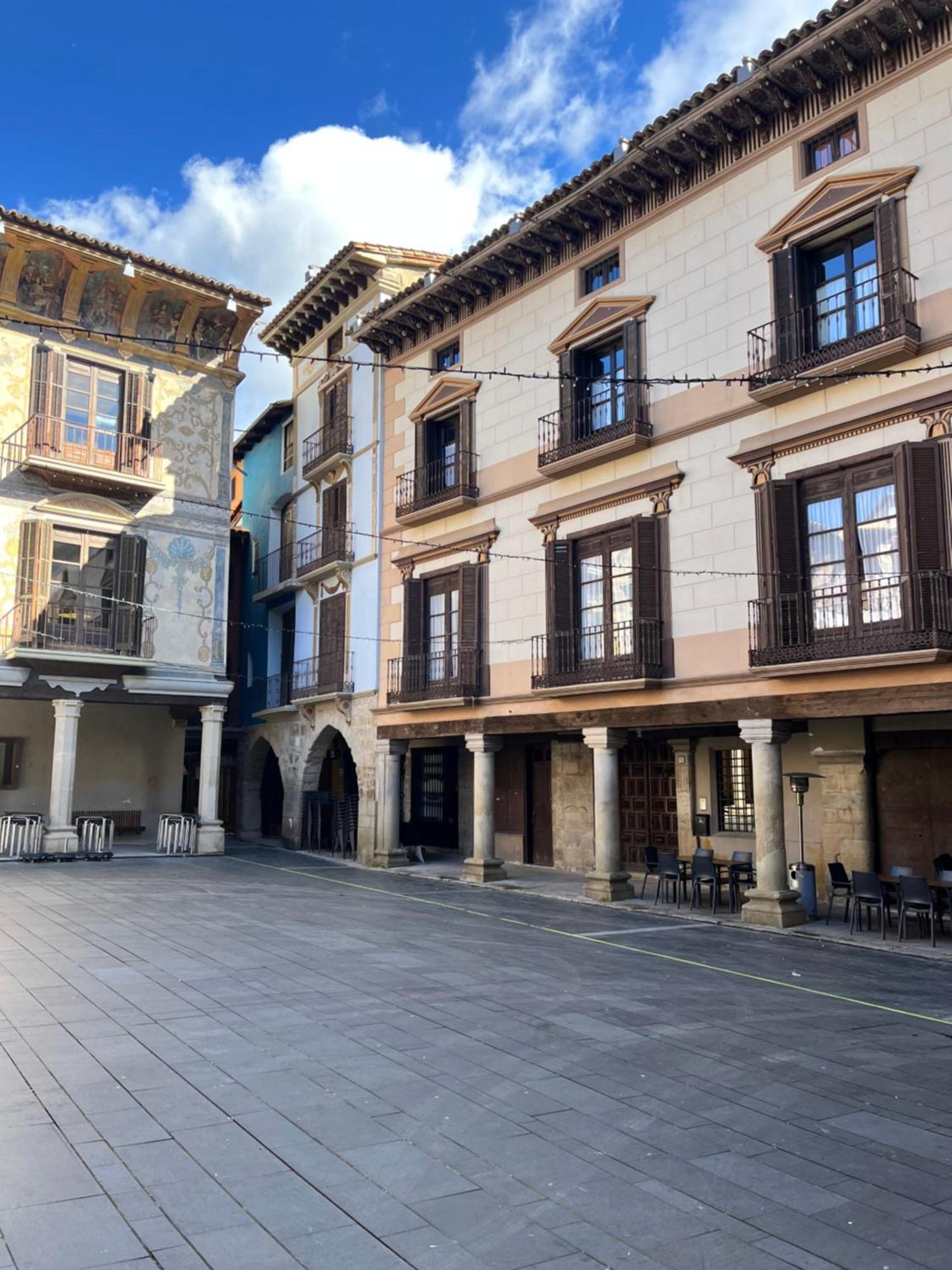 Apartamentos Angelus Plaza Mayor De Graus Exteriör bild