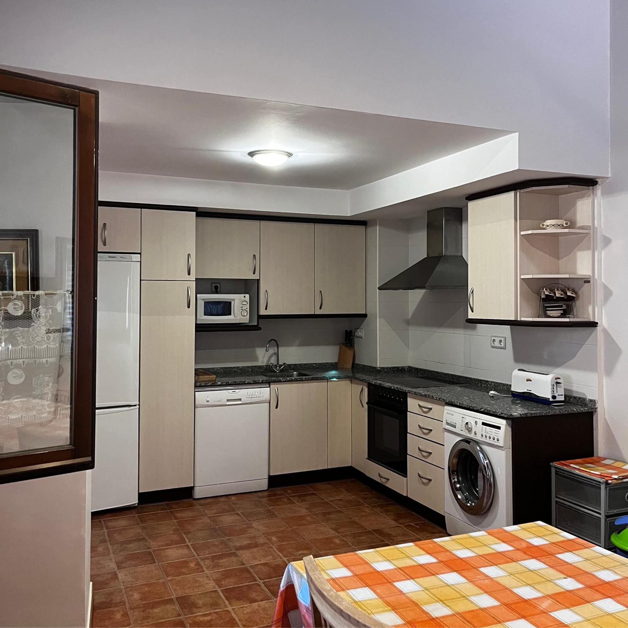 Apartamentos Angelus Plaza Mayor De Graus Exteriör bild